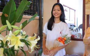 20-10, giới trẻ rủ nhau đến quán chơi... buffet hoa