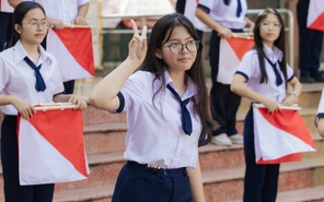 Teen Trường THPT Nguyễn Hữu Huân đồng diễn semaphore giờ ra chơi