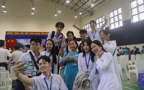 Thầy trò Trường THPT chuyên Tiền Giang xúc động ngày hội ngộ