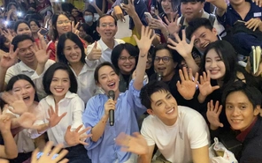 Hơn 1.400 học sinh Trường THPT Tạ Quang Bửu giao lưu với đoàn phim Tử chiến trên không