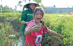 Cùng trẻ em vùng lũ Thanh Hóa viết tiếp ước mơ đi học