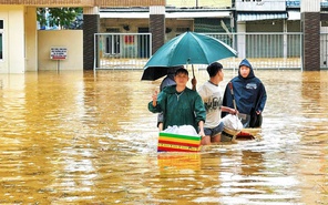 Thầy cô lội nước nấu cơm cho sinh viên giữa tâm lũ Huế