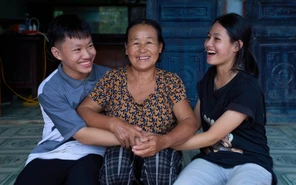 Lũ cuốn trôi tất cả, chỉ để lại gánh nặng trên vai mẹ