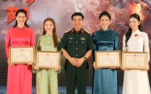 Bộ trưởng Quốc phòng tặng bằng khen cho ê kíp Mưa đỏ