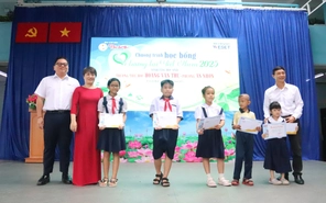 Học bổng Vì tương lai Việt Nam vun đắp ước mơ cho học trò Trường tiểu học Hoàng Văn Thụ