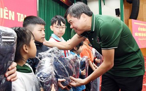 Đoàn tuyên giáo - báo chí TP.HCM tặng quà cho gia đình chính sách, hộ khó khăn tại Thái Nguyên