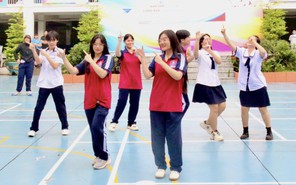 Teen Trường THPT Nguyễn An Ninh trải nghiệm giờ chơi 'không thông minh'