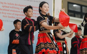 Chuyến hành trình văn hóa, lịch sử đầy cảm xúc của học trò Trường THPT Nguyễn Hữu Huân