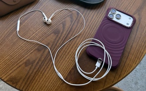 Tai nghe dây bỗng hot trở lại, teen hào hứng bắt trend