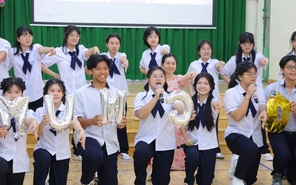 Học trò Trường THPT Nguyễn Huệ khoe tài chơi nhạc cụ, rap, múa võ mừng 20-11