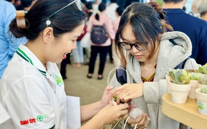 Tấp nập bạn trẻ đến đổi rác, nhận quà tại Ngày hội Việt Nam Xanh