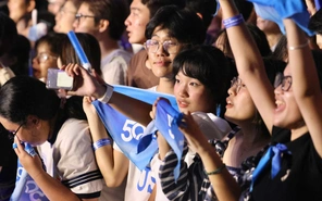 Phùng Khánh Linh, Lil Wuyn khuấy động concert kỷ niệm 50 năm thành lập Trường THPT Nguyễn Hữu Cầu