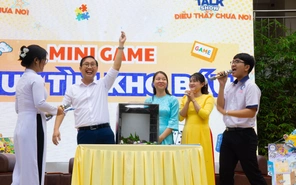 Học trò Trường THPT Hồ Thị Bi lần đầu 'gặp' thầy cô của thời thanh xuân qua những bức ảnh cũ