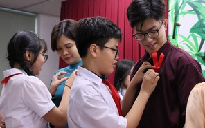 Rực rỡ những bông hoa tri ân 20-11 trên ngực áo của thầy cô Trường Trung học Thực hành Sài Gòn