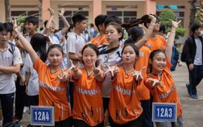 Sôi động thi chạy tiếp sức Giải thể thao học sinh Trường THPT Nguyễn Hữu Huân