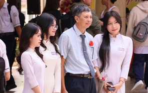 Ấm áp tình thầy trò trong lễ kỷ niệm Ngày Nhà giáo Việt Nam 20-11 tại Trường THPT Thủ Thiêm