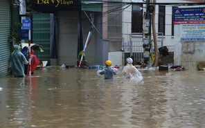 Miền Trung oằn mình vì mưa lũ, người trẻ xa quê sốt ruột ngóng tin gia đình