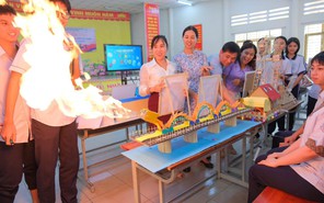Teen Trường THPT Tam Phước gây ấn tượng với mô hình cầu Rồng phun lửa
