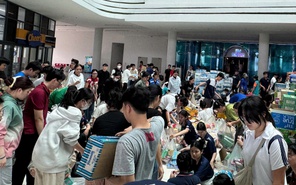 Sinh viên TP.HCM xuyên đêm hỗ trợ phân loại, đóng gói hàng hóa gửi đến miền Trung