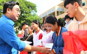 Thành Đoàn TP.HCM và báo Tuổi Trẻ trao học bổng, tặng quà học sinh vùng lũ Khánh Hòa