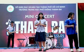 Học trò Trường THPT Thanh Đa mở mini concert vào giờ ra chơi
