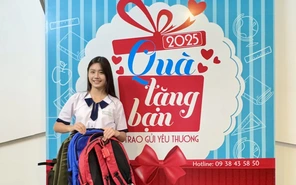 Những chiếc balo gửi trao điều may mắn đến học trò miền Trung