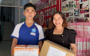 Đi gần 20km để quyên góp dụng cụ học tập cho học trò vùng lũ ở miền Trung