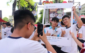 Trường THPT Nguyễn Hữu Cầu rộn ràng hội chợ ẩm thực vì miền Trung yêu thương