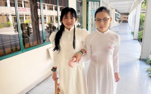 'Người bạn lớn' của cô học trò khiếm thị: Khó đi, cô dắt em đi...