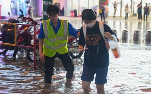 Triều cường đạt đỉnh, tuổi trẻ TP.HCM ra quân hỗ trợ người dân