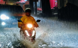 Cảnh báo dông, lốc, sét và mưa lớn tại TP.HCM và Hà Nội