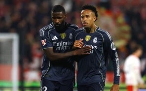 Real Madrid mất ngôi đầu La Liga vào tay Barcelona