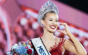 Người đẹp Mỹ Yolina Lindquist đăng quang Miss Cosmo 2025