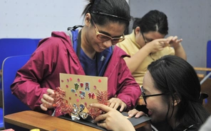 Lan tỏa không khí Giáng sinh qua hoạt động làm thiệp xúc giác cho người khiếm thị