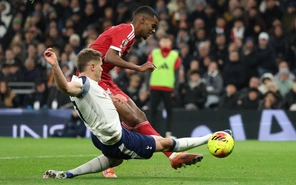 Micky van de Ven xin lỗi vì khiến Isak bị gãy chân