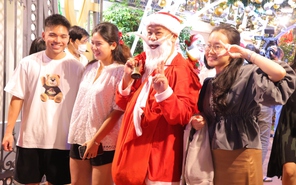 Bạn trẻ thích thú ngắm tuyết rơi đêm Giáng sinh tại TP.HCM