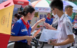 Ảnh về kỳ thi tốt nghiệp THPT trên Chuyên trang Mực Tím đoạt giải Top 10 Khoảnh khắc báo chí năm 2025