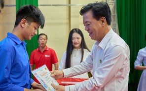 Học bổng Vì tương lai Việt Nam 2025: Hành trình yêu thương, sẻ chia, truyền cảm hứng 