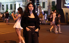 Trước giờ countdown, bạn trẻ đổ về trung tâm TP.HCM chụp ảnh, giữ chỗ xem ca nhạc