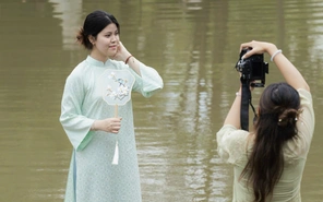 Giới trẻ rủ nhau chụp ảnh Tết sớm tại Bảo tàng Áo dài TP.HCM