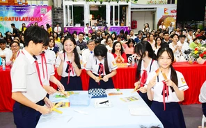 Học trò Trường THCS - THPT Hồng Hà hào hứng trải nghiệm đờn ca tài tử