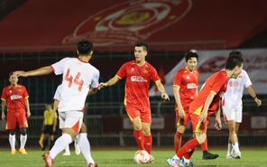 HLV Park Hang Seo 'tái xuất' sân cỏ, cùng dàn tuyển thủ Việt Nam lan tỏa yêu thương