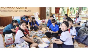 Thầy trò Trường THCS Hoa Lư gửi quà đến bạn bè Khánh Hòa