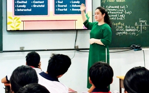 Học trò Trường THCS Trần Phú trải nghiệm một ngày làm giáo viên