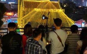 Bạn trẻ háo hức 'săn' khoảnh khắc Nhà thờ Đức Bà sáng đèn lúc 18h45'