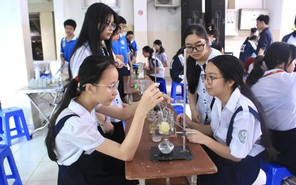Hơn 300 teen lớp 9 trải nghiệm một ngày làm học sinh Trường THPT Nguyễn Hiền