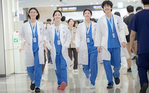 Resident playbook hay dở thế nào so với Hospital playlist?