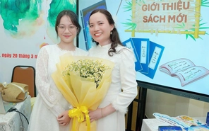 Nữ sinh lớp 12 Trường THPT Lê Quý Đôn vẽ minh họa sách cho cô giáo