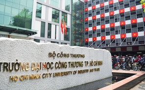 3 trường đại học tại TP.HCM trang trí cờ Tổ quốc rực rỡ cả giảng đường