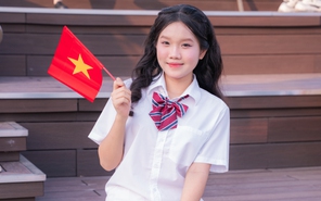 Teen 2K7 hào hứng chụp ảnh kỷ yếu với cờ đỏ sao vàng